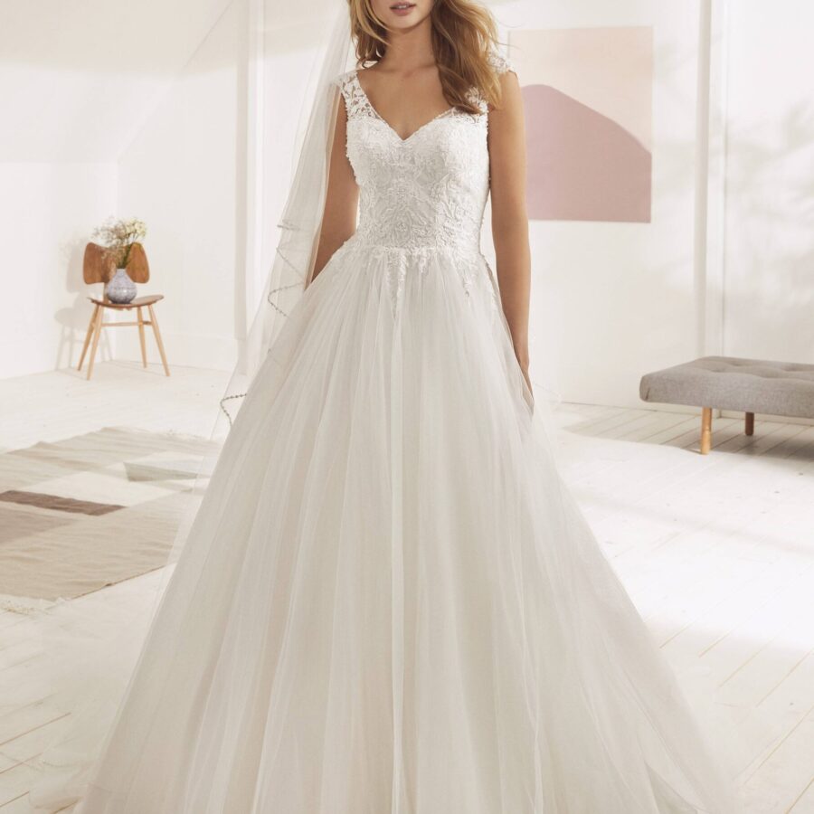 White One / Robe OKALANI